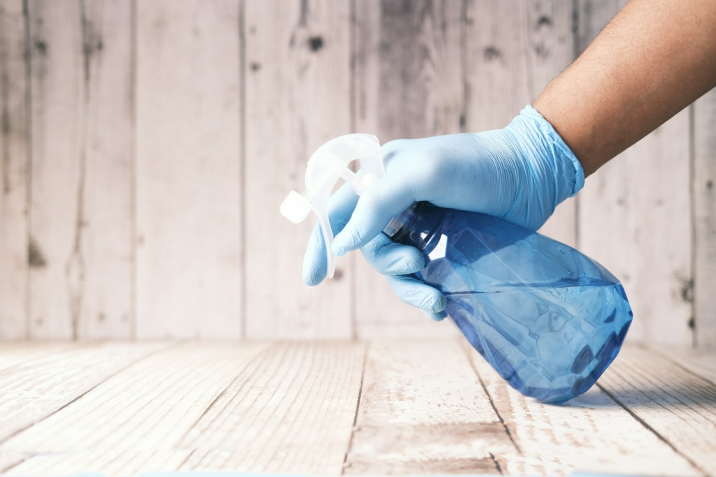 image d'un spray nettoyant pour illustrer la pollution chimique de l'air intérieur