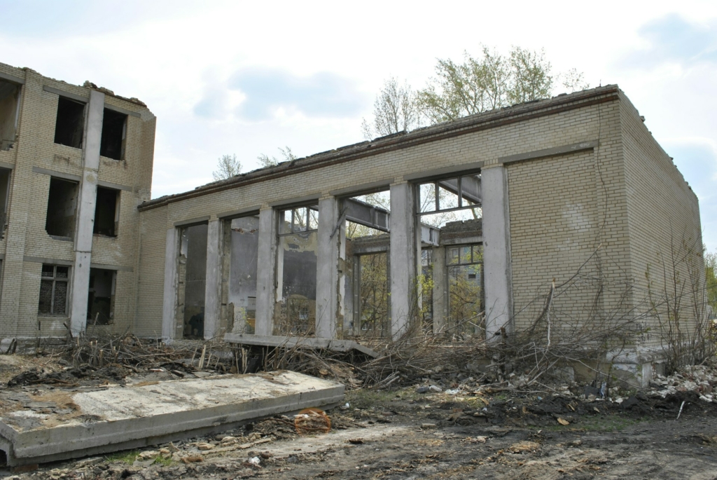 image d'un ancien bâtiment industriel avec pollution du sol