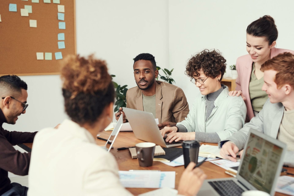 image d'un bureau avec des collaborateur et l'impact de la qualité de l'air au travail