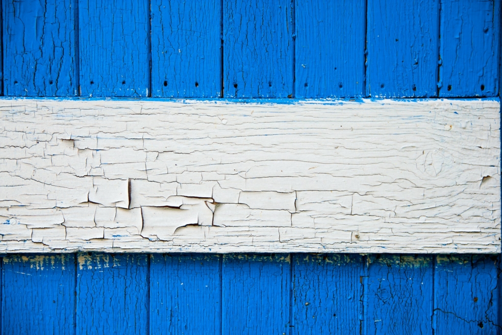 image d'une peinture qui s'écaille et produit une pollution au plomb des logements